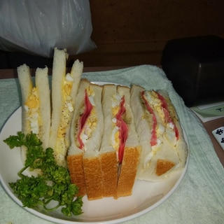 普通のサンドイッチ（卵とボロニアソーセージ）